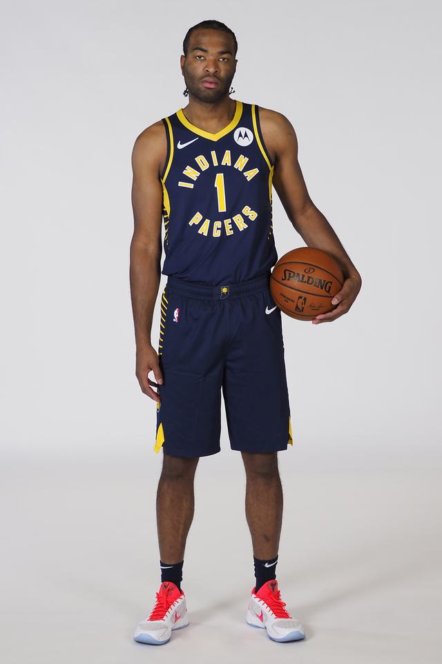 仅帮助她在 仅帮助她在